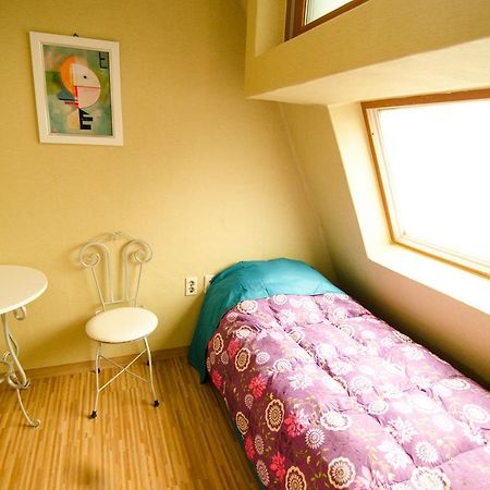 Kimchee Sinchon Guesthouse Сеул Номер фото